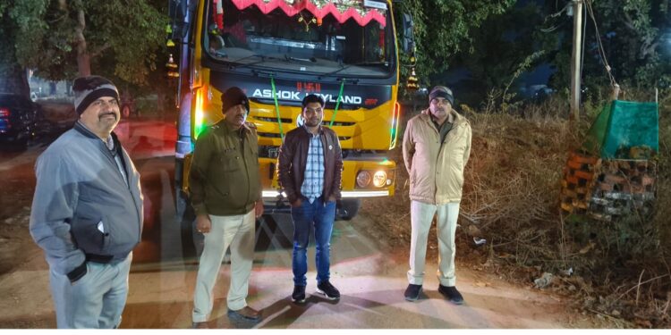 ब्रेकिंग* *बिना टीपी के लाइम स्टोन पत्थर से ओवरलोड हाइवा वाहन जब्त*