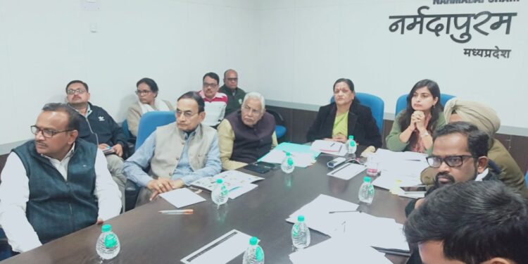 मुख्यमंत्री डॉ मोहन यादव ने वीसी के माध्यम से नर्मदापुरम,संभाग के जिलों की समीक्षा की,मुख्यमंत्री के समक्ष राज्यसभा सांसद माया नारोलिया ने चौक चौराहो पर धड़ल्ले से बिक रही अवैध शराब का मामला उठाया…