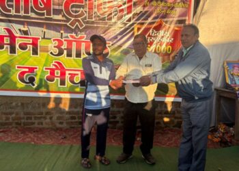 63 रनों से सिवनी ने जीता मैच,उमरियापान की बुरी हार  नरसिंहपुर और दिल्ली के बीच आज खेला जाएगा छटवां लीग मैच,उमरियापान के अँधेलीबाग खेल मैदान में चल रही लैदर बॉल क्रिकेट प्रतियोगिता