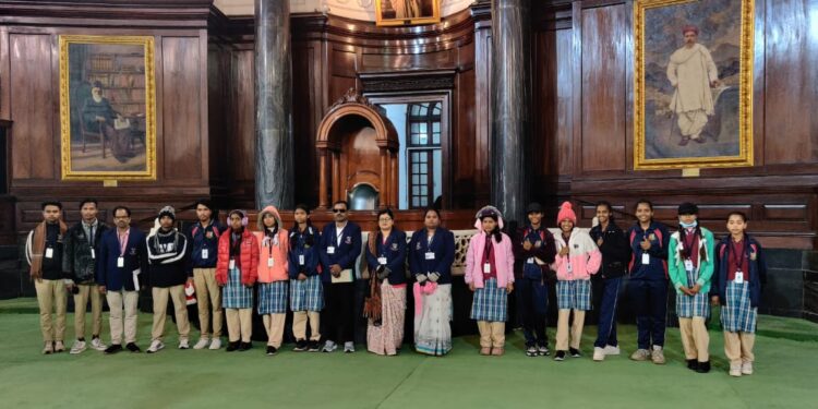 *सांसद बंटी विवेक साहू के प्रयासों से तामिया सी. एम. राइज स्कूल के 14 आदिवासी विद्यार्थी ने संसद भवन का किया भ्रमण* *पहली बार दिल्ली जाने और संसद भवन भ्रमण से उत्साहित नजर आए आदिवासी विद्यार्थी*