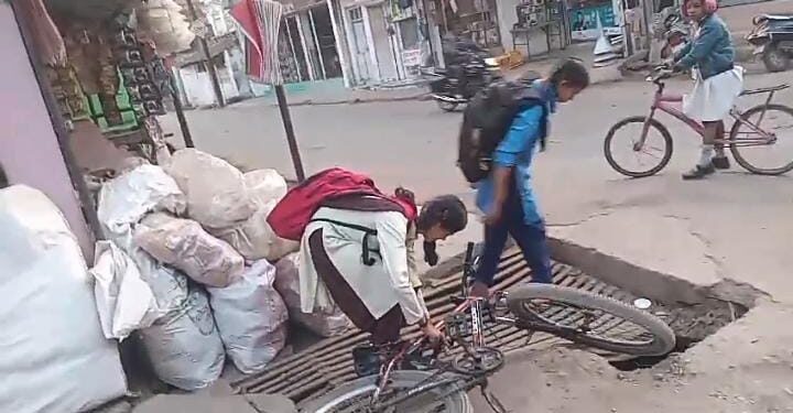 *अंधा मोड में जानलेवा गड्ढे से किसी अनहोनी का हो रहा इंतजार