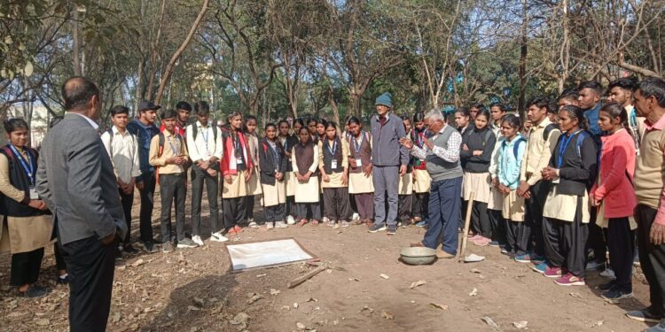 मिट्टी परीक्षण हेतु मिट्टी नमूना लेने का प्रयोग प्रदर्शन किया गया