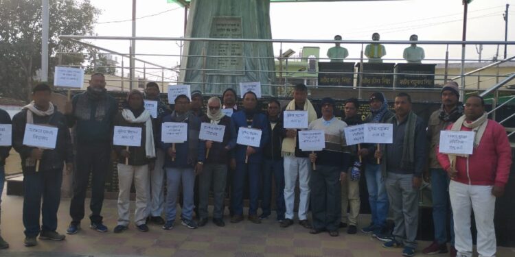 धानापुर। छत्तीसगढ़ के पत्रकार मुकेश चंद्राकर की निर्मल हत्या के विरोध में राष्ट्रीय पत्रकार संघ भारत जनपद चंदौली की इकाई के द्वारा पत्रकार बजरंगी प्रसाद के आवास से शहीद