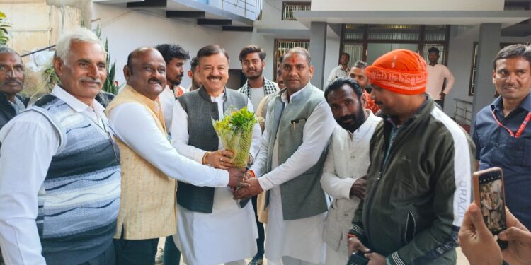 सिलौंडी मंडल अध्यक्ष ने प्रभारी से स्टेट बैंक की शाखा खोलने की मांग की