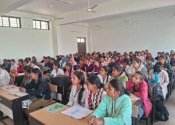 कॉलेज चलो अभियान के अंतर्गत विद्यालयों में संपर्क