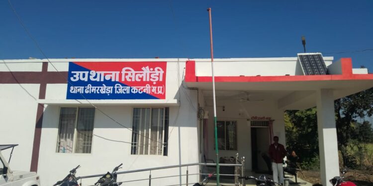 सिलौंडी क्षेत्र के पी एम श्री स्कूल गोपालपुर के प्राचार्य गणेश यादव ने खेलकूद के दौरान तीन छात्रों की पूरी तरह पीटा