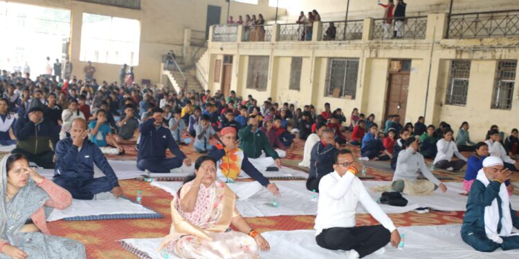 जिला मुख्यालय सहित विभिन्न शैक्षणिक एवं अन्य संस्थाओं में हुआ सामूहिक सूर्य नमस्कार का आयोजन,नर्मदा महाविद्यालय में सामूहिक सूर्य नमस्कार कार्यक्रम का हुआ आयोजन,बड़ी संख्या में स्कूली छात्र-छात्राओं,जनप्रतिनिधियों एवं शिक्षकों ने किया योग अभ्यास….वीडियो