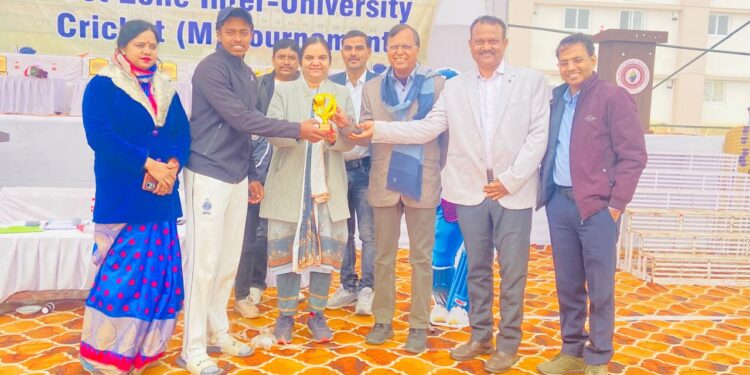 इंटर यूनिवर्सिटी क्रिकेट प्रतियोगिता कोटा में नर्मदापुरम क्रिकेटर गौतम बोरासी प्लेयर ऑफ द मैच चुने गए,बरकतुल्लाह विश्वविद्यालय क्रिकेट टीम में शामिल एमजीएम कॉलेज इटारसी के छात्र गौतम बोरासी ने कोटा(राज.)में टीम को दिलाई जीत..