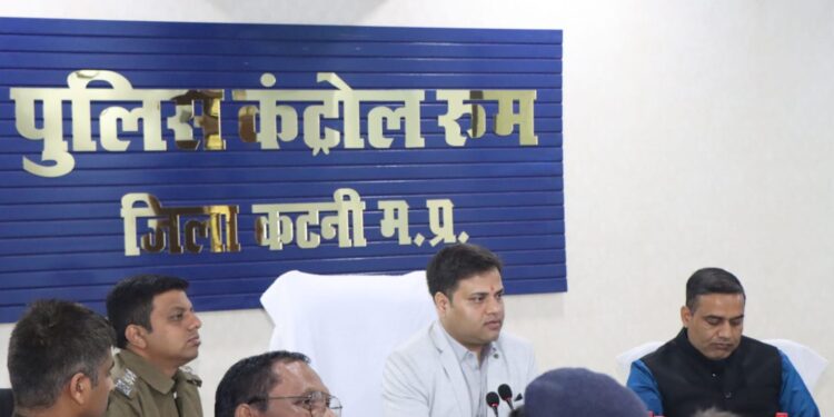 ⏺️ *पुलिस अधीक्षक कटनी द्वारा अपराध समीक्षा बैठक का किया आयोजन* ⏺️ *दिनांक 12/01/2025 को पुलिस कंट्रोल रूम में आयोजित बैठक में जिले के सभी राजपत्रित अधिकारी एवं थाना/चौकी प्रभारी हुए शामिल* ⏺️ *अपराधों पर नियंत्रण व निराकरण हेतु एवं आपराधिक गतिविधियों पर प्रभावी कार्यवाही हेतु जारी किए निर्देश* ⏺️ *कटनी पुलिस द्वारा किए जा रहे नवाचारों में प्रभावी कार्यवाही करने हेतु किया निर्देशित*