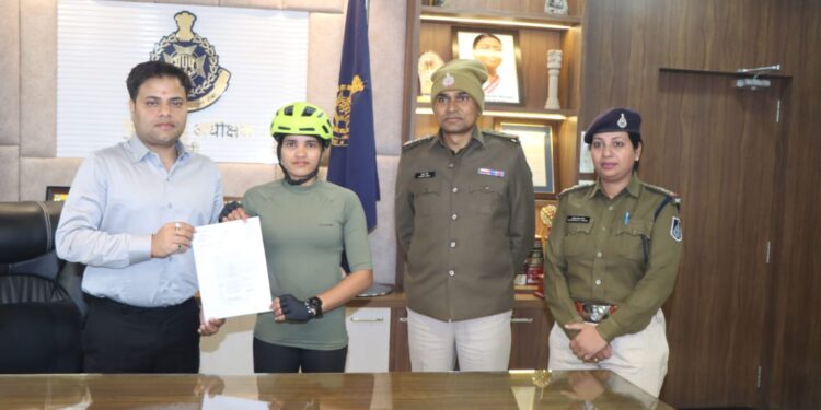 *पुलिस अधीक्षक कटनी अभिजीत रंजन ने सोलो साइकलिस्ट को किया सम्मानित*