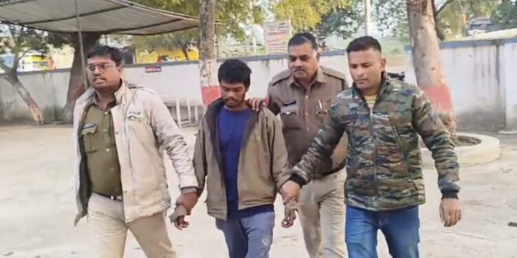 जिलाबदर के आरोपी को कैमोर पुलिस ने किया गिरफ्तार, भेजा जेल ।