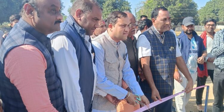 कछार गांव बड़ा में बजरंग क्रिकेट प्रतियोगिता का शुभारंभ