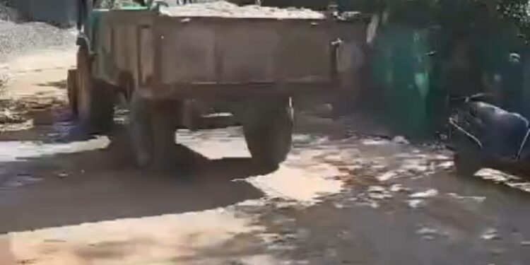 नर्मदा पुलघाट सहित बीटीआई कर्बला घाट से ट्रैक्टर ट्रालियों से हो रहा रेत का अवैध खनन!नर्मदा नदी से हो रहे रेत के अवैध खनन पर वैधानिक कार्यवाही की मांग करते हुए कलेक्टर,एसपी से की शिकायत…वीडियो