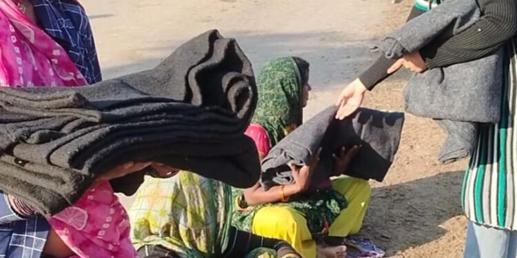 कड़कड़ाती ठंड में जरूरतमंदों की मदद