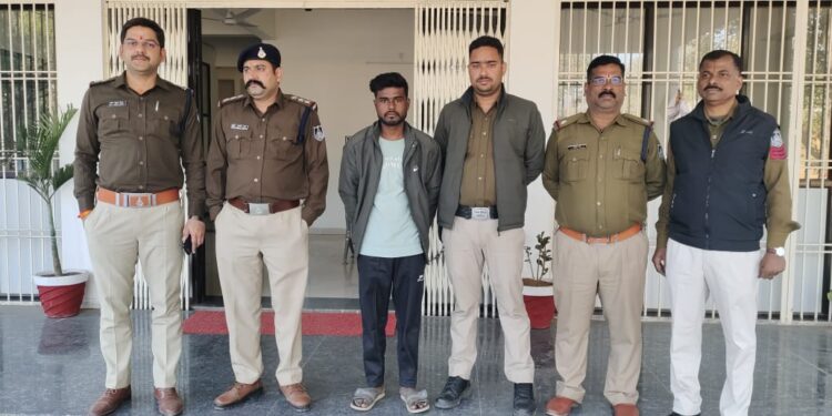 चौकी प्रभारी बस स्टेण्ड थाना कोतवाली अंकित मिश्रा द्वारा हत्या का कुख्यात मास्टर मांइड पांच हजार रुपये का ईनामी अपराधी किया गिरफ्तार