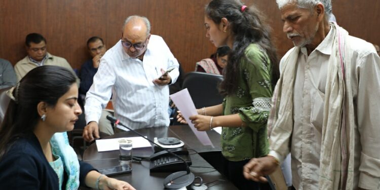 कलेक्टर से क्रिकेट किट प्रदान करने के लिए दिव्यांग महिला क्रिकेट खिलाड़ी ने दिया आवेदन,खेल अधिकारी को दिए निर्देश….