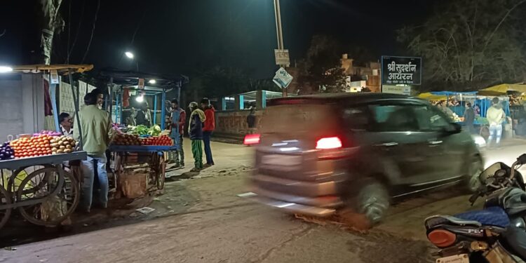 बस स्टैंड चौकी प्रभारी अंकित कुमार मिश्रा के नेतृत्व में पुलिस टीम ने सक्रियता से कार्रवाई करते हुए विभिन्न स्थानों पर छापेमारी की