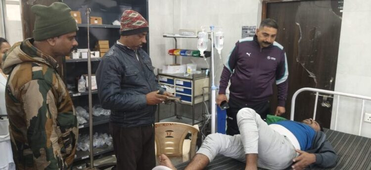 महाकुंभ जा रहे एक ही परिवार के आठ लोग सड़क हादसे का शिकार, खड़े ट्राला से टकराई कार
