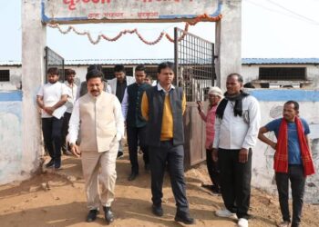 कमिश्नर ने स्कूल, आंगनबाड़ी केन्द्र एवं गौशाला का निरीक्षण कर देखी व्यवस्थाएं ग्राम कूड़न में चौपाल लगाकर सुनी समस्याएं, दिए निर्देश