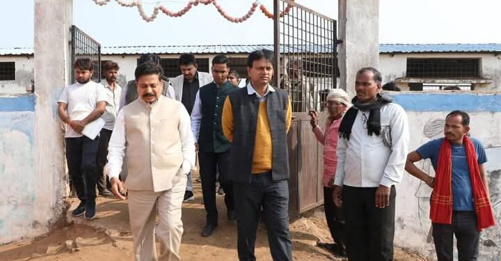 कमिश्नर ने स्कूल, आंगनबाड़ी केन्द्र एवं गौशाला का निरीक्षण कर देखी व्यवस्थाएं ग्राम कूड़न में चौपाल लगाकर सुनी समस्याएं, दिए निर्देश