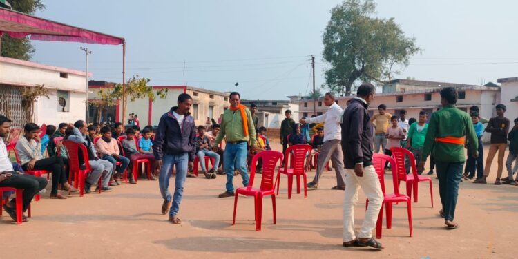 आनंद उत्सव में हुई अनेकों प्रस्तुतियां, खेल भी हुए