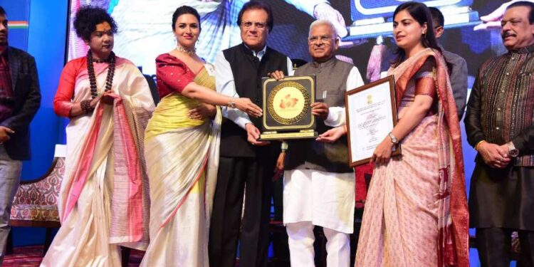 महामहिम राज्यपाल ने राज्य स्तरीय मतदाता दिवस समारोह में नर्मदापुरम कलेक्टर सोनिया मीना को किया सम्मानित