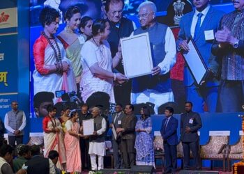 *राज्यपाल श्री पटेल ने हरदा की बीएलओ श्रीमती सोनी को किया सम्मानित*