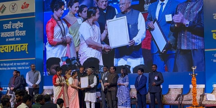 *राज्यपाल श्री पटेल ने हरदा की बीएलओ श्रीमती सोनी को किया सम्मानित*