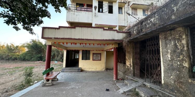 प्रधानमंत्री कॉलेज ऑफ एक्सीलेंस शासकीय नर्मदा महाविद्यालय छात्रावास को लेकर विवाद जारी,दोनों पक्ष पहुंचे थाने FIR दर्ज कराने,मचा हड़कंप!