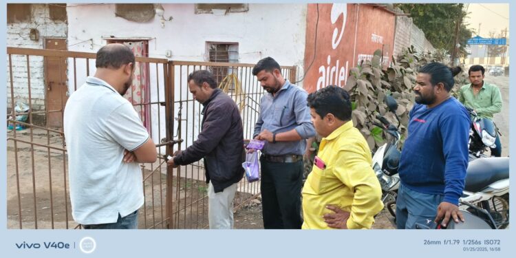 तीर्थ नगरी ओमकारेश्वर में लंबे समय से अवैध पार्किंग संचालकों के द्वारा तीर्थ में आने वाले तीर्थ यात्रियों के साथ अवैध पार्किंग का गोरख धंधा चल रहा था ।