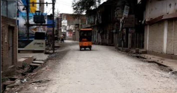 अधिकारियों की आड़ में जनता के साथ खिलबाढ़, मामला जगन्नाथ चौक से घंटाघर तक सड़क निर्माण का