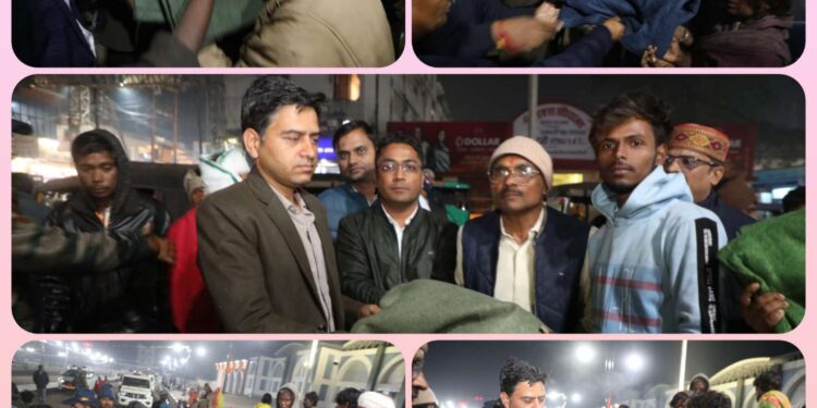 *बिग ब्रेकिंग*   *कलेक्‍टर श्री यादव ने रेलवे स्टेशन में जरूरतमंदों को किए कंबल वितरित*