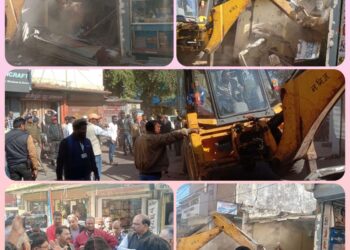 *40 करोड़ की वसूली के लिए नया बाजार मार्केट के अबैध कब्जों पर नगर निगम ने की बड़ी कार्रवाई – निगमायुक्त प्रीति यादव*  *अभी तक एक बार भी प्रीमियम राशि जमा नहीं करने वाले 2 दुकानदारों के विरूद्ध हुई कार्रवाई : 3 दुकानों में की गई तालाबंदी*