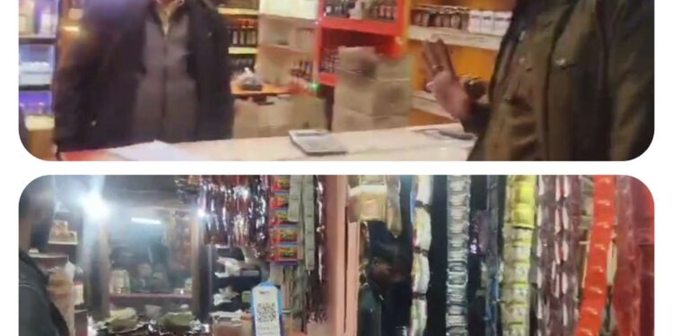 *नाबालिको को किसी भी तरह की नशीली सामग्री नहीं परोसी जाए इस संबंध में थाना प्रभारी नवीन नामदेव ने सभी पान दुकानों और शराब दुकानों में जाकर नसीहत दी* VIDEO