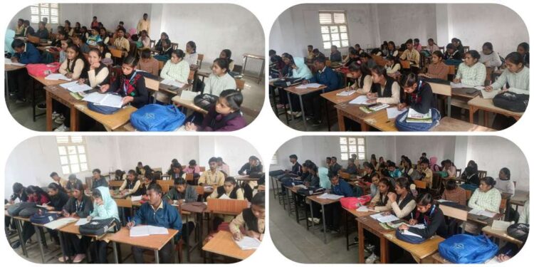 विद्यार्थियों को केंचुआ खाद निर्माण एवं छत पर बागवानी का तकनीकी प्रशिक्षण दिया गया।