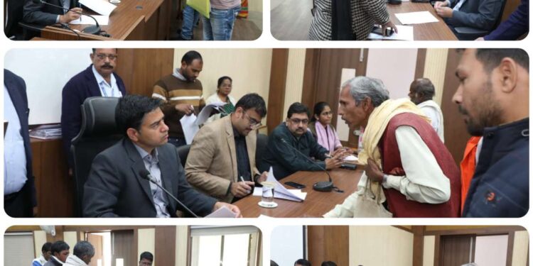 जनसुनवाई में दूर दराज से पहुंचे लोगों के आवेदनों पर कलेक्टर श्री यादव ने की सुनवाई  विभागीय अधिकारियों को दिए कार्रवाई के निर्देश  जनसुनवाई में आए 109 आवेदन