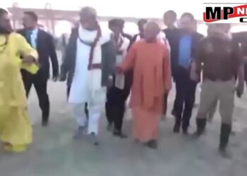 प्रयागराज  महाकुंभ क्षेत्र में भीषण आग के बाद सीएम योगी आदित्यनाथ घटनास्थल पर पहुंचे, स्थिति का लिया जायजा, आग पर काबू पा लिया गया है, किसी के हताहत होने की खबर नहीं VIDEO