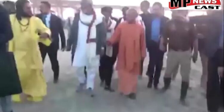 प्रयागराज  महाकुंभ क्षेत्र में भीषण आग के बाद सीएम योगी आदित्यनाथ घटनास्थल पर पहुंचे, स्थिति का लिया जायजा, आग पर काबू पा लिया गया है, किसी के हताहत होने की खबर नहीं VIDEO