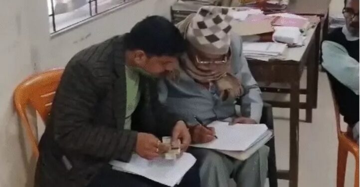 25 हजार की रिश्वत लेते बाबू गिरफ्तार, निलंबित शिक्षक की बहाली के लिए 30 हजार रुपए मांगे थे,