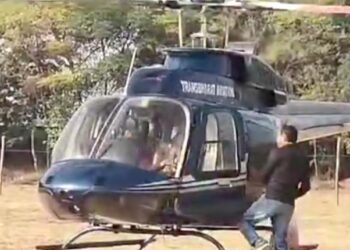 हेड कॉन्स्टेबल की अनोखी रिटायरमेंट, हेलिकॉप्टर से पहुंचा घर देखे VIDEO
