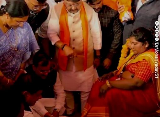 आज इंदौर में सफाई मित्रों को चरण पादुका पहनाकर किट वितरित की CM