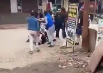 बॉयफ्रेंड से बात करने को लेकर दसवीं की दो लड़कियों में हो गया झगड़ा। बीच सड़क चले लात-घूंसे वायरल VIDEO