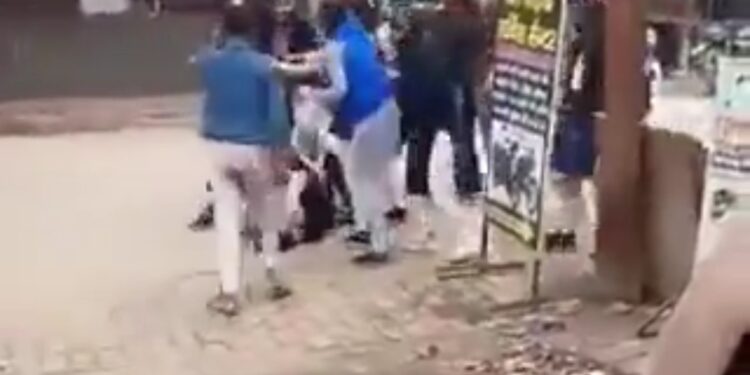 बॉयफ्रेंड से बात करने को लेकर दसवीं की दो लड़कियों में हो गया झगड़ा। बीच सड़क चले लात-घूंसे वायरल VIDEO
