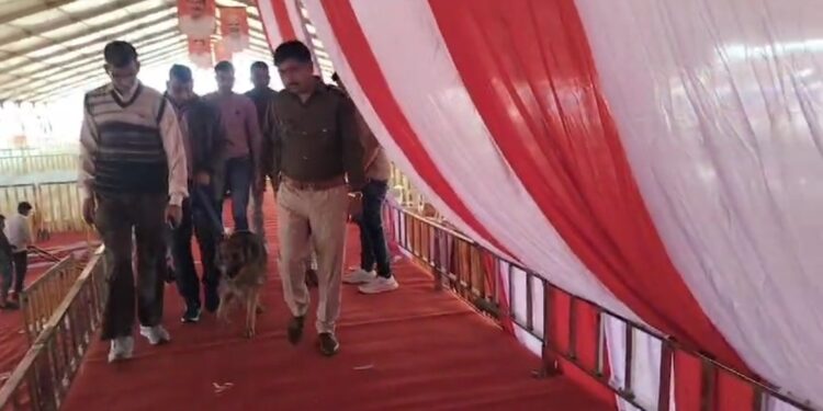 ब्रेकिंग-: सुरक्षा के पुख्ता इंतजाम बम स्पाइडर ने किया मुख्यमंत्री के सभा स्थल का निरीक्षण…!