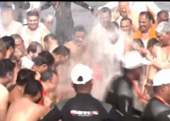 महाकुंभ में स्नान के लिए सीएम  योगी आदित्यनाथ के साथ