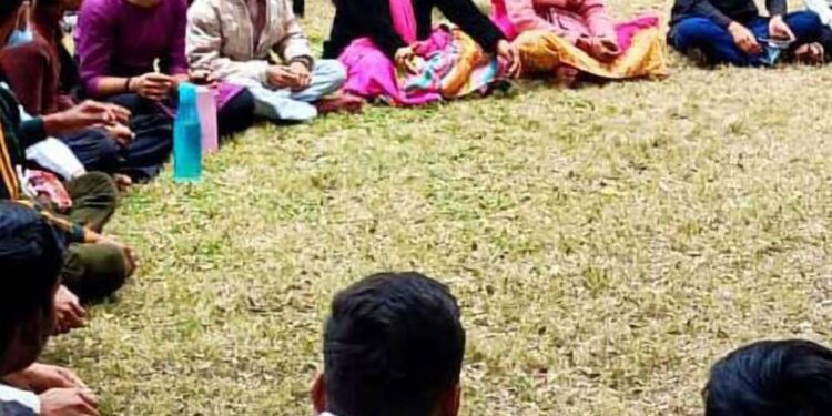 बच्चों के समूह विज़न ने नगर निगम महापौर प्रीति सूरी से सुरम्य पार्क में मुलाकात की। अपनी सादगी का परिचय देते हुए महापौर ने छात्रों के साथ जमीन में बैठकर ही बातचीत की