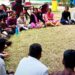 बच्चों के समूह विज़न ने नगर निगम महापौर प्रीति सूरी से सुरम्य पार्क में मुलाकात की। अपनी सादगी का परिचय देते हुए महापौर ने छात्रों के साथ जमीन में बैठकर ही बातचीत की