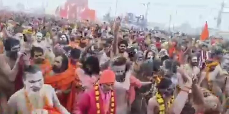 प्रयागराज महाकुंभ में नागा साधुओं और अखाड़ों का अमृत स्नान शुरू, हर-हर महादेव के जयकारे लगाते संगम घाट रवाना, जूना अखाड़े के नागा साधुओं ने लहराईं तलवार  देखिए VIDEO