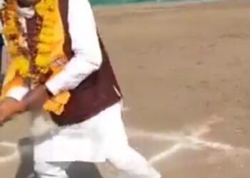 मध्य प्रदेश के पूर्व मंत्री रामखेलावन पटेल का क्रिकेट खेलते हुए का वीडियो सोशल मीडिया पर वायरल