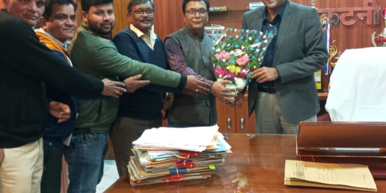नव वर्ष की शुभकामनाओं का हुआ आदान-प्रदान  अधिकारी-कर्मचारी नववर्ष में आमजन की समस्याओं और ग्रामीण विकास के कार्यों को पूरी तन्मयता, लगन और परिश्रम के साथ करें- जिला पंचायत सीईओ श्री गेमावत